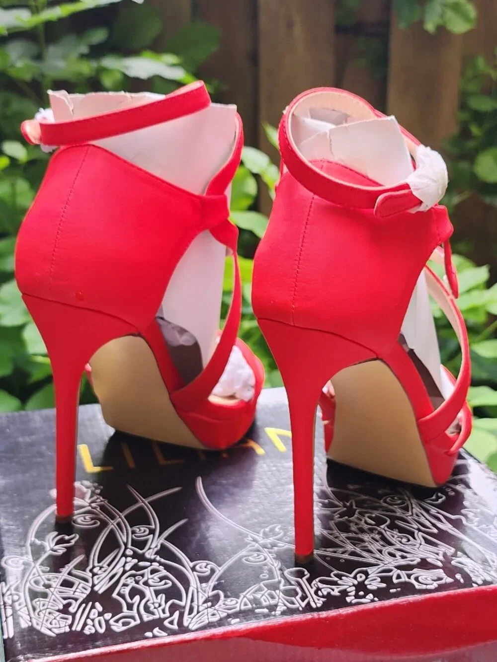 NWB Lilliana Rosanna size 7.5 HOTTIE red strappy heels 👠 ♥️